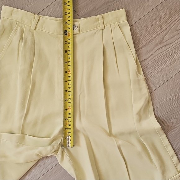 Vintage Ultra 13" High Waist Softgirl Butter Yellow Shorts, Vintage Size 6 - Picture 5 of 13